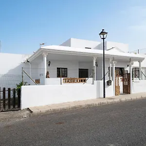 https://villa-diego-teguise-lanzarote.in-canary-islands.com